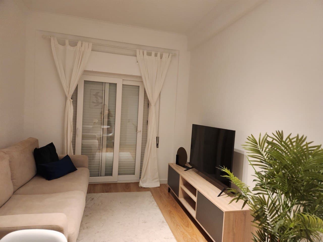 Rua Gil Eanes T3 — sala de estar renovada em Setúbal